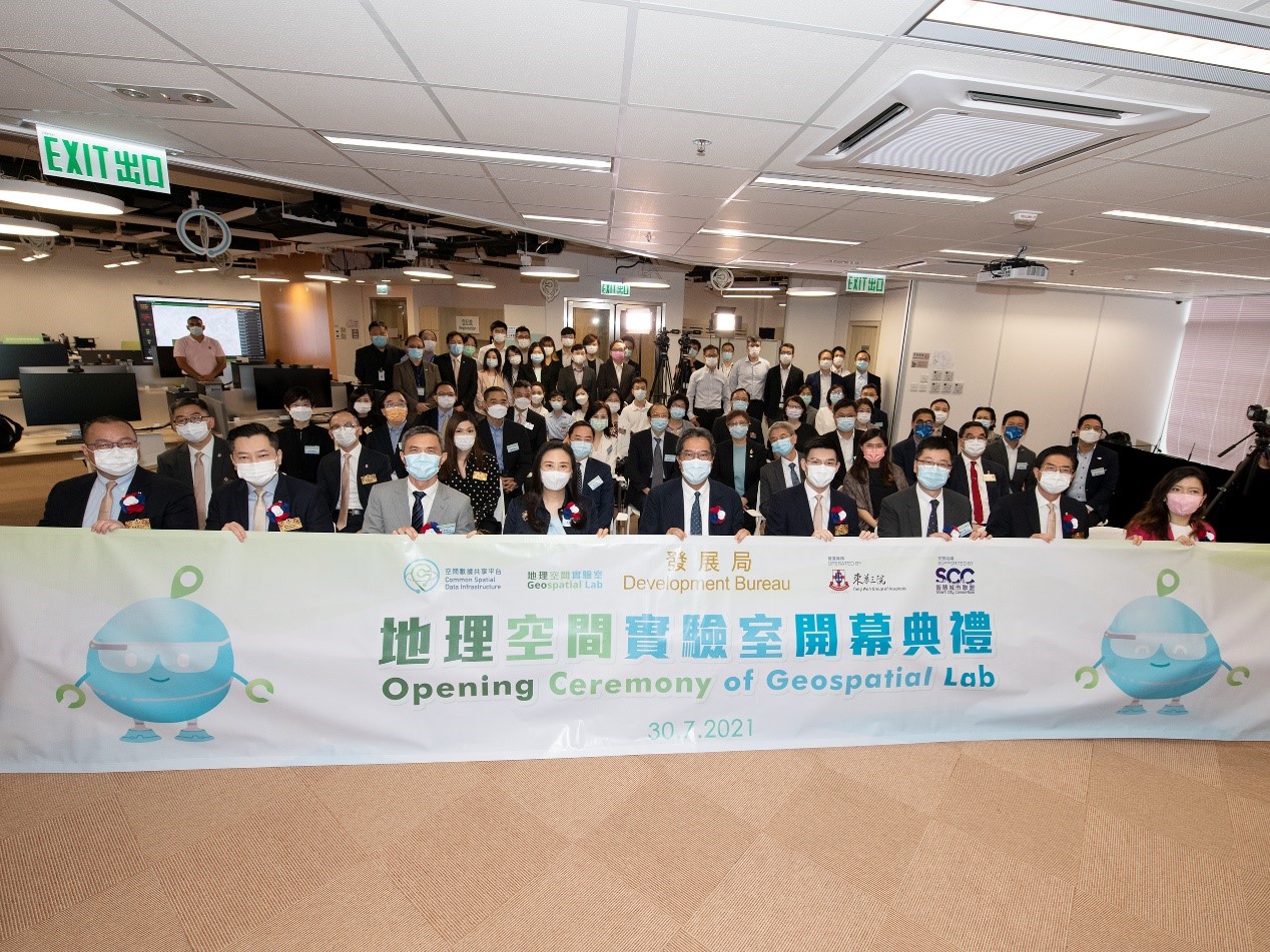 Ms Winnie Shiu, Head of the Spatial Data Office of the Development Bureau attended the Establishment of Geospatial Lab–cum–Webinar to share how the GeoLab help raise public interest and explore together with the wider community the value and application of spatial data.